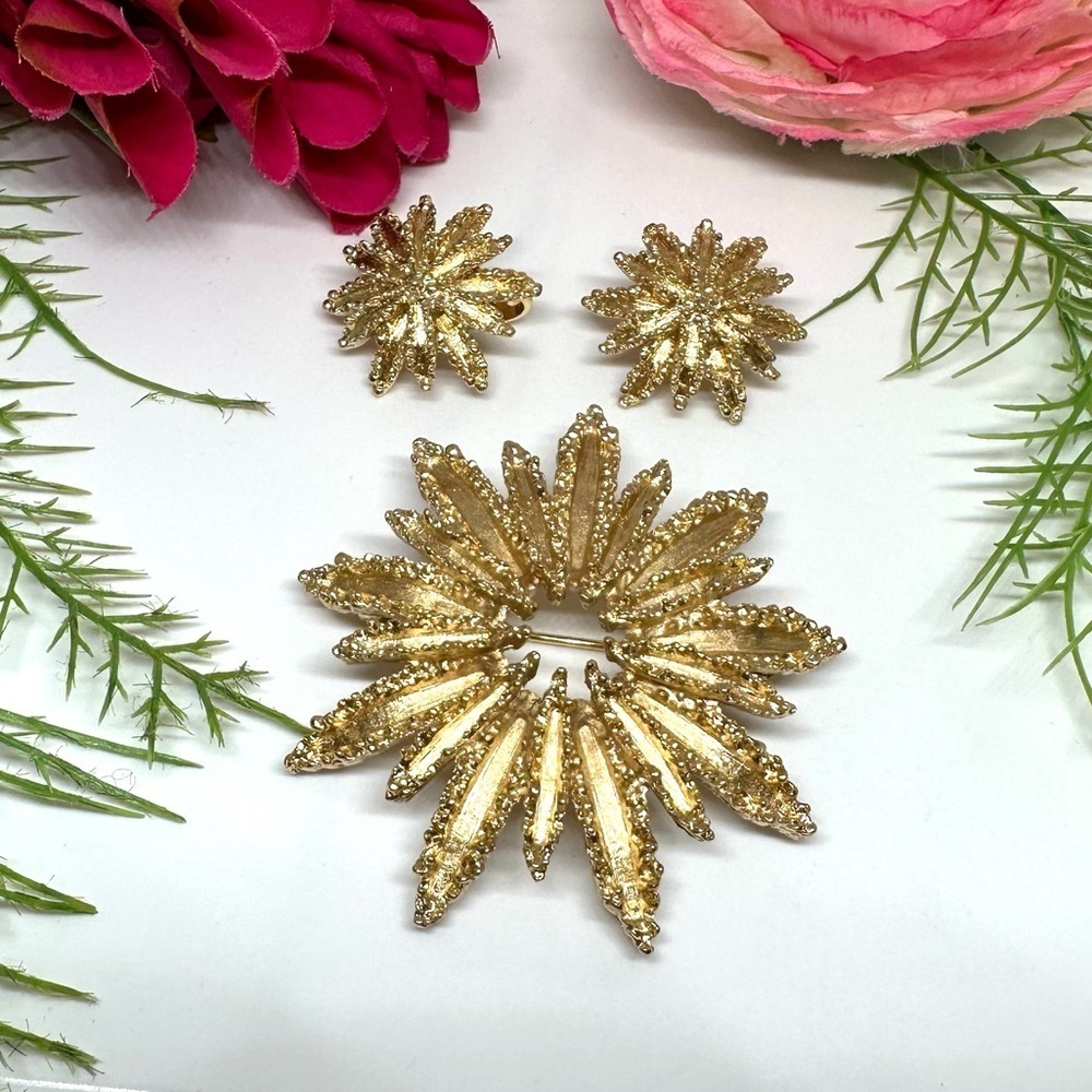 VINTAGE⚜️RARE Golden Sunburst AVON Brooch - Picture 2 of 6